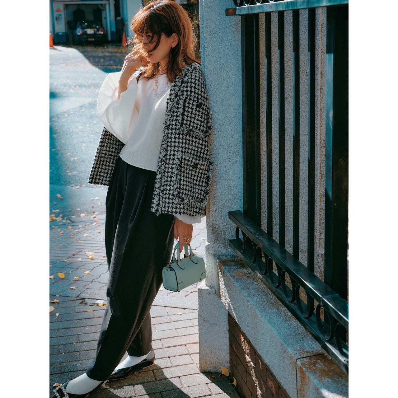 水色バッグ　白黒ジャケット