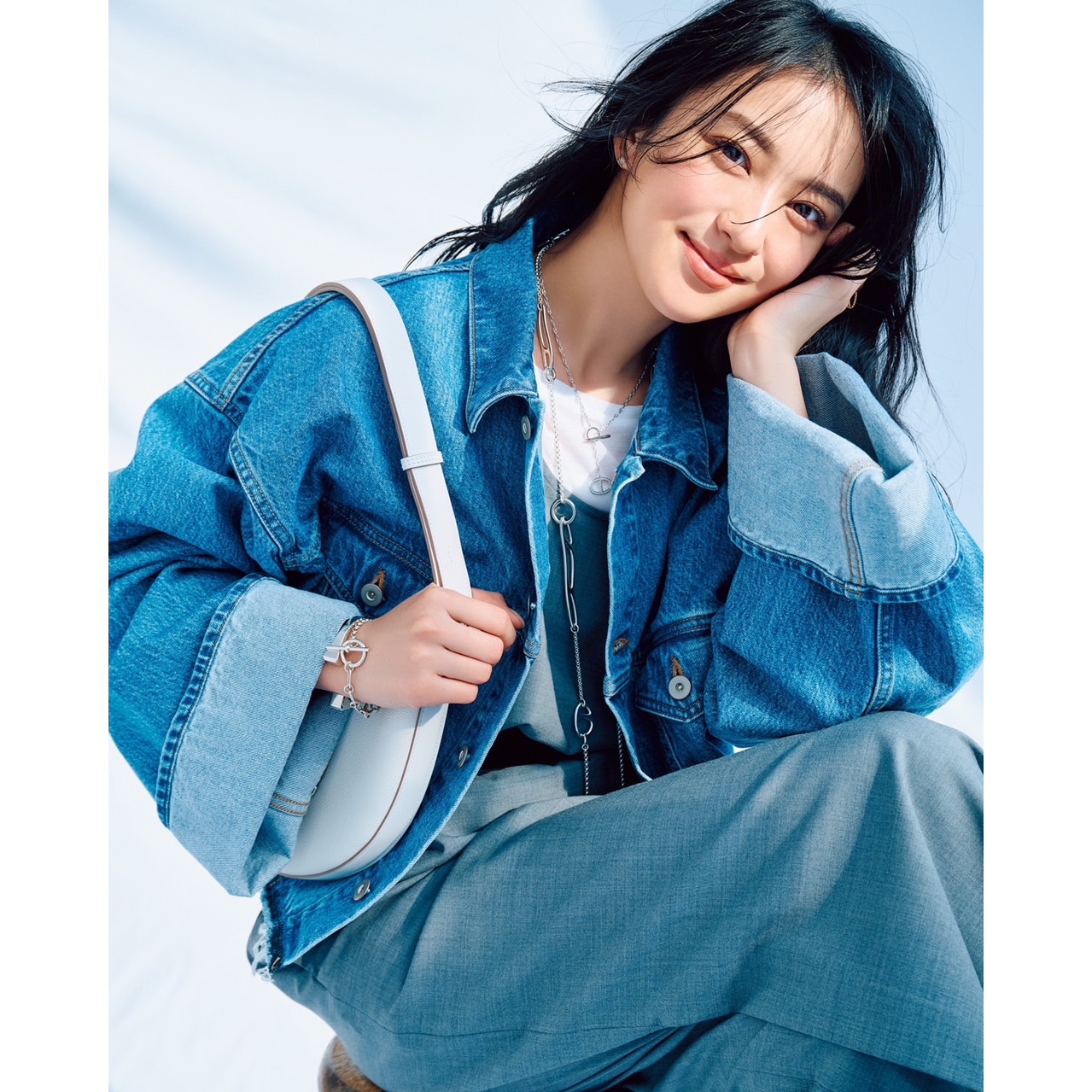 デニムジャケット　白バッグ