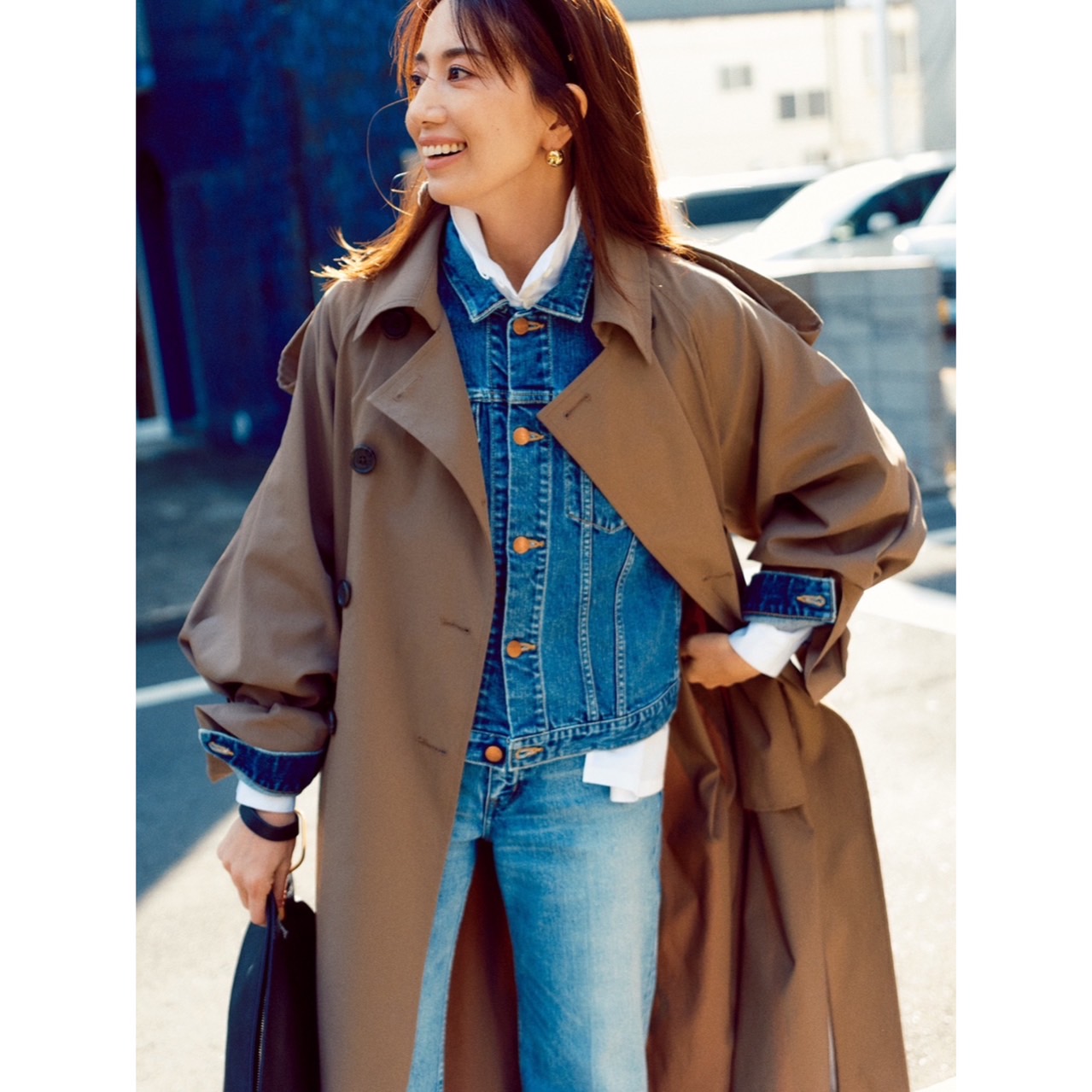 コート　白シャツ　デニムジャケット