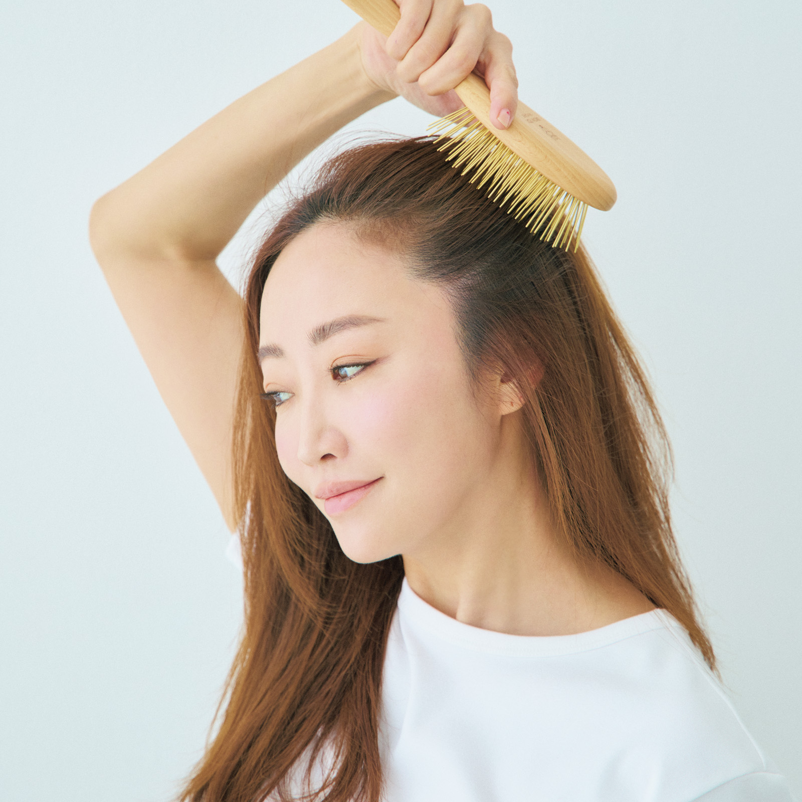 ブラシで髪をとく神崎恵