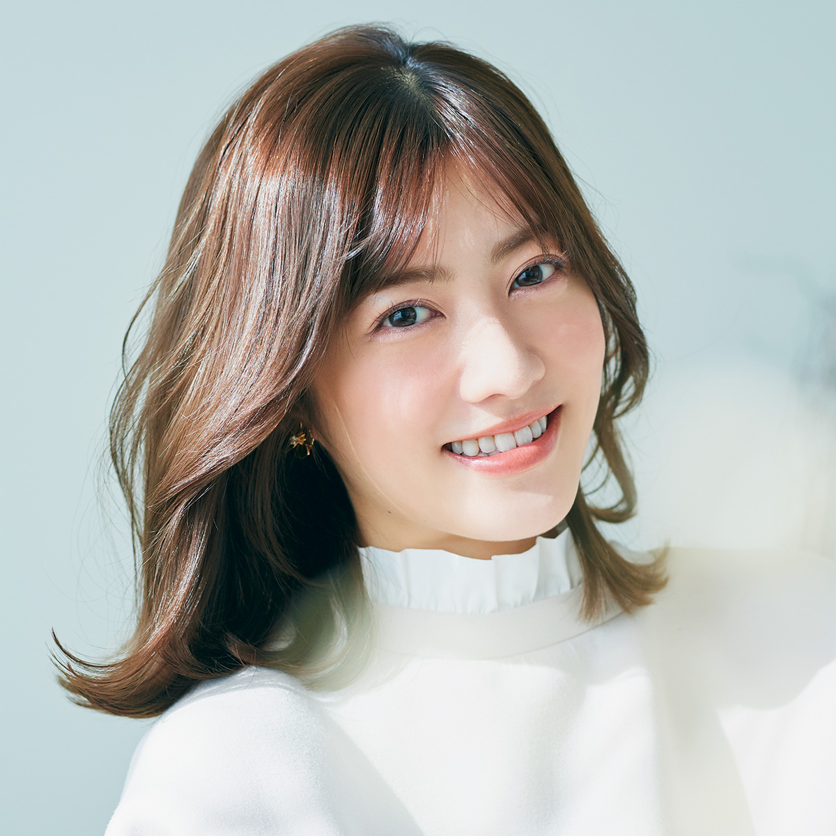 女性らしいくびれヘアに風を感じ