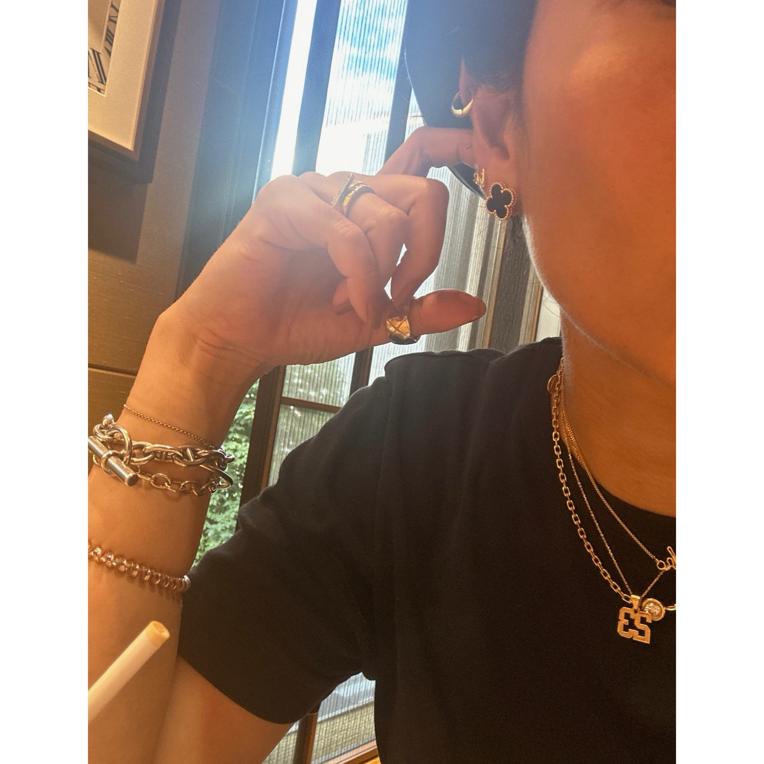 ヴァンクリーフ＆アーペルのピアス「ヴィンテージ アルハンブラ」を付けた耳元。