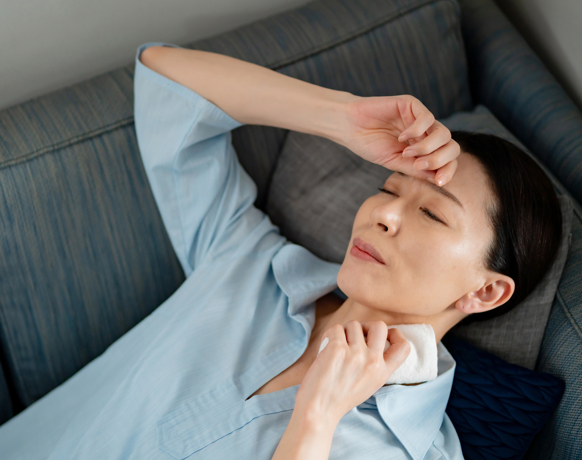 汗をかいて寝ている女性